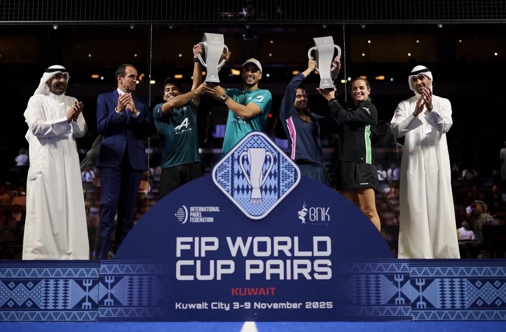 La premiación del Mundial de Parejas de la FIP 2025 en Kuwait, con los campeones levantando los trofeos en el podio