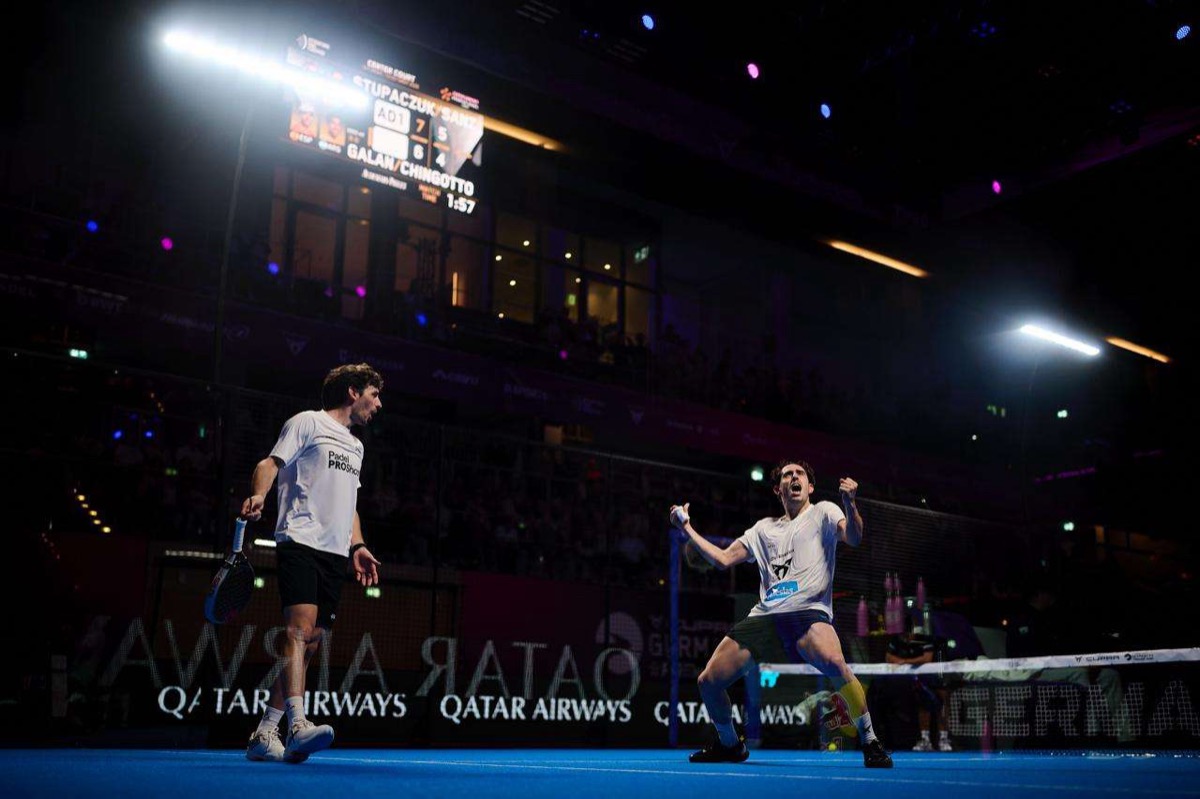 Franco Stupaczuk y Jon Sanz festejan durante su semifinal ante Galán y Chingotto en el Germany Premier Padel P2 2026 (foto de archivo)