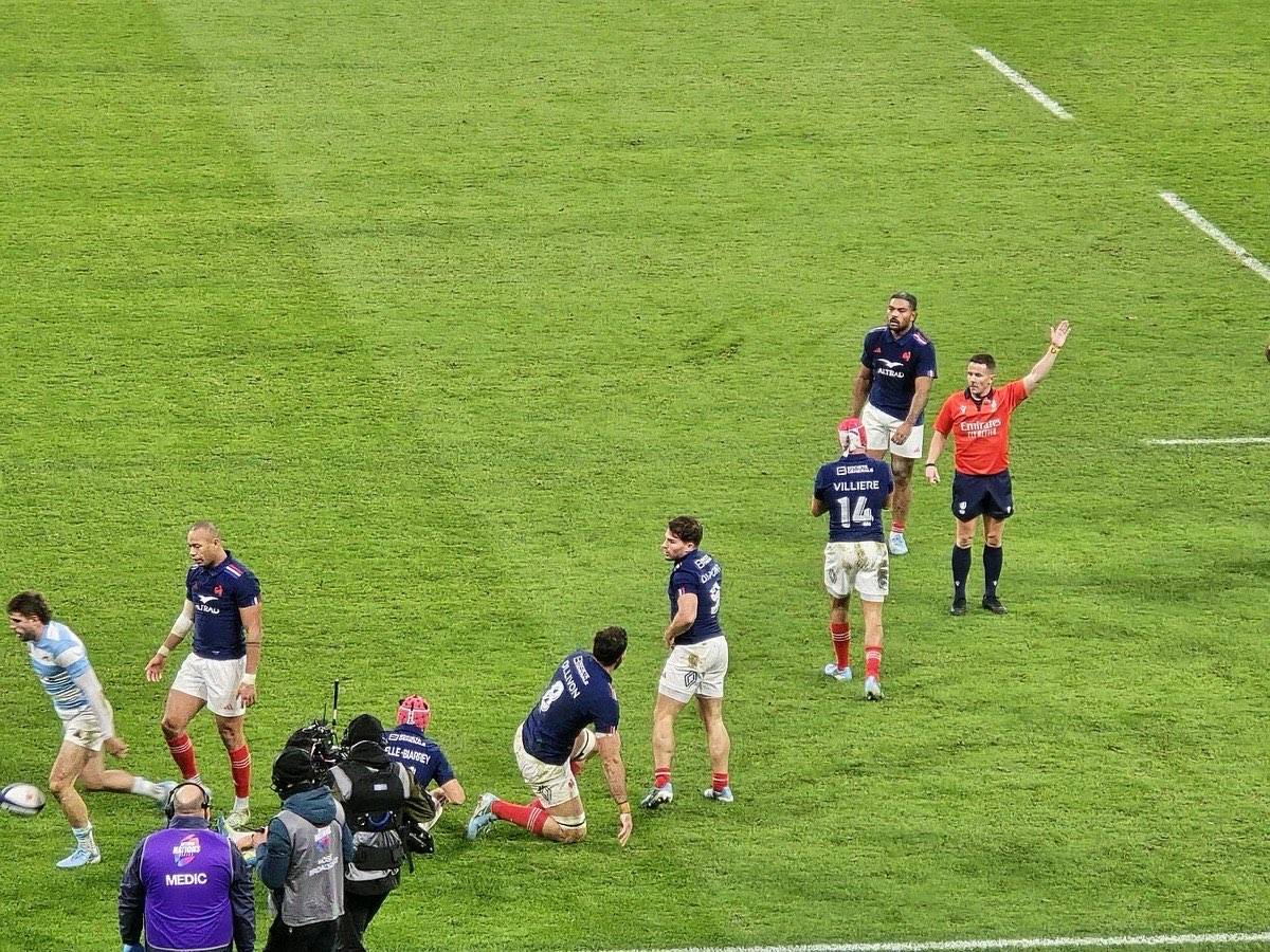 Foto de archivo: el árbitro levanta el brazo derecho en el Stade de France durante el Francia-Argentina de noviembre de 2024, con jugadores franceses de azul alrededor