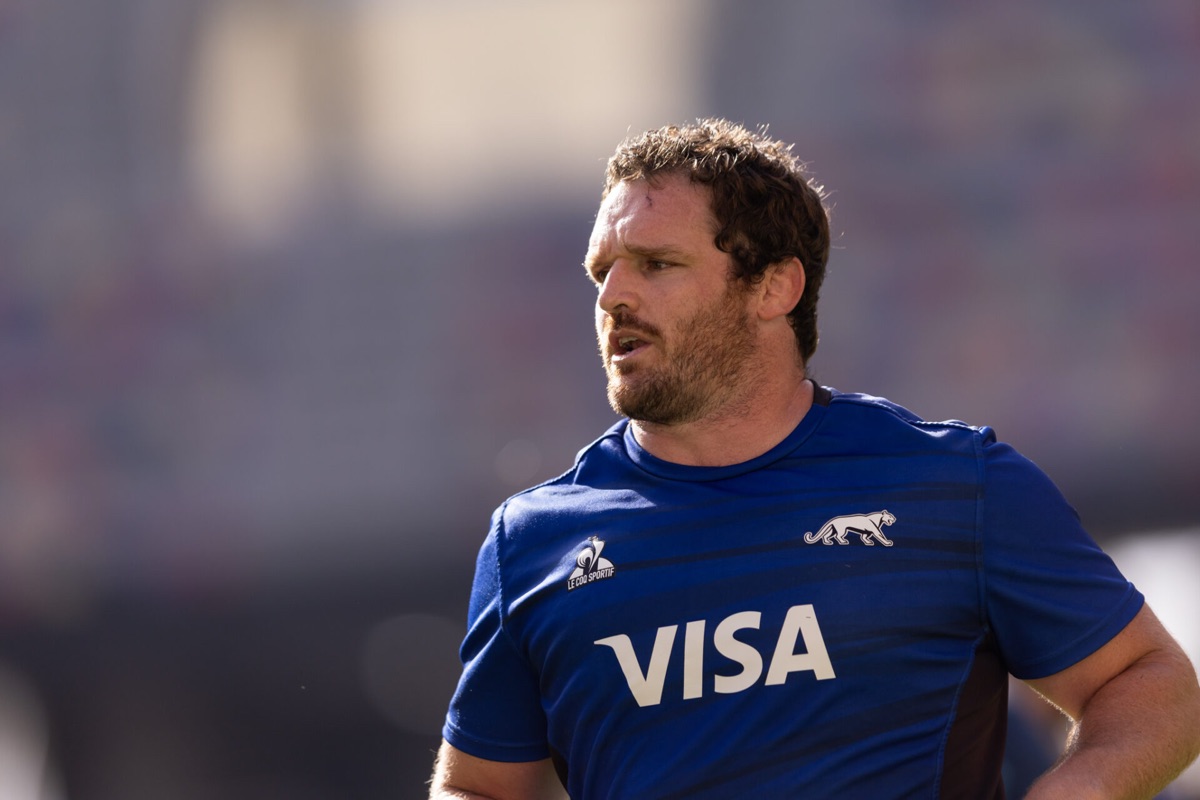 Foto de archivo: un jugador de Los Pumas, con la remera azul de entrenamiento del equipo, mira hacia un costado durante una práctica en un estadio