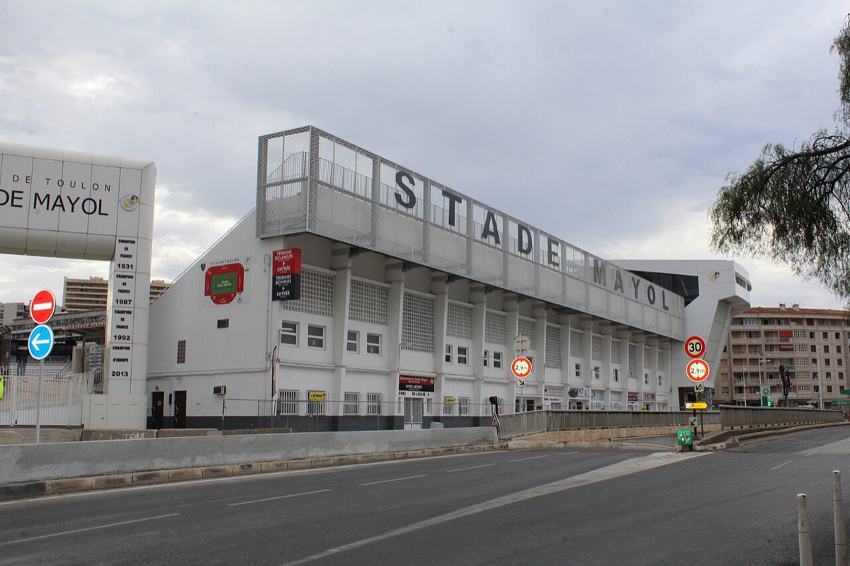 Imagen del estadio: el frente del estadio Mayol, la casa del RC Toulon, con su nombre en letras grandes sobre la tribuna