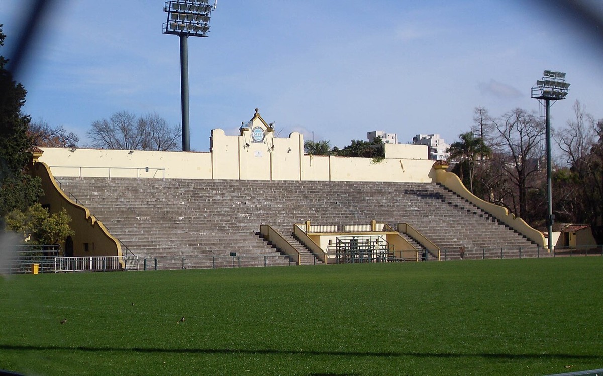 Foto de archivo: la tribuna principal de la cancha de rugby del CASI, de color crema y con escalones de cemento, frente al césped y con dos torres de iluminación
