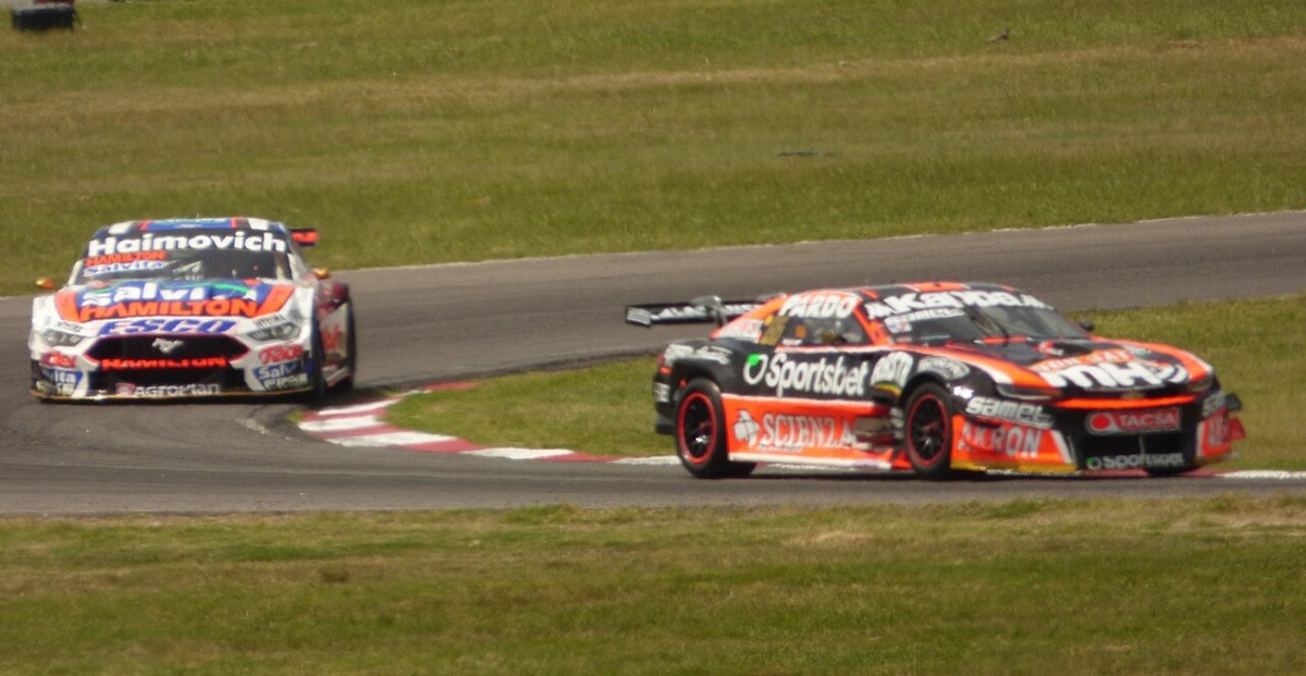 Foto de archivo: el Chevrolet Camaro negro y naranja de Agustín Canapino sale de una curva por delante de un Ford Mustang blanco