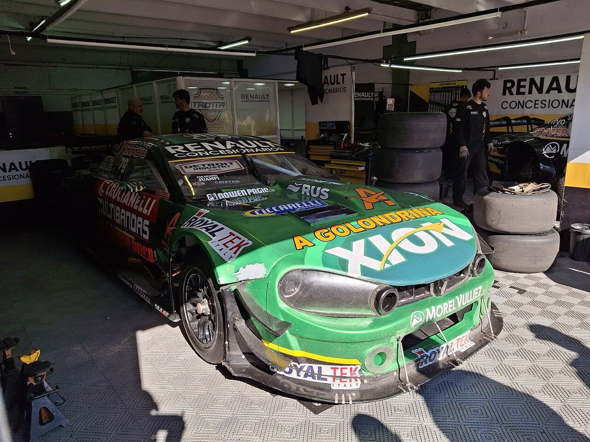 Foto de archivo: el Torino verde de Facundo Chapur en el box del Trotta Racing, con mecánicos detrás y cubiertas apiladas a un costado
