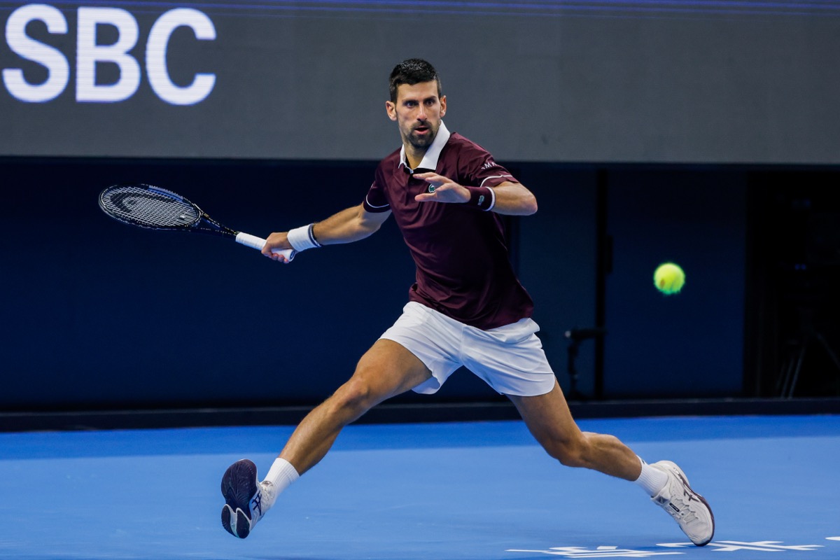 Novak Djokovic estira la derecha sobre la cancha azul del China Open 2026