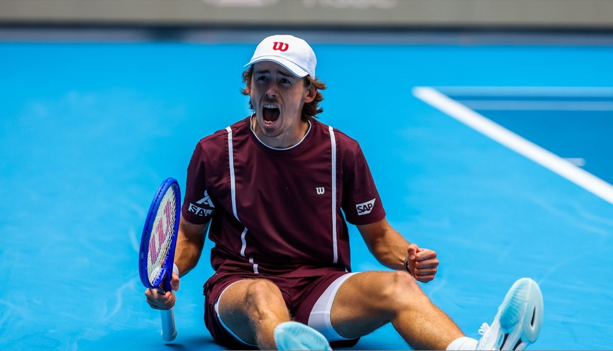 Alex de Minaur, sentado en la cancha azul, grita y aprieta el puño para festejar un triunfo en el China Open 2026