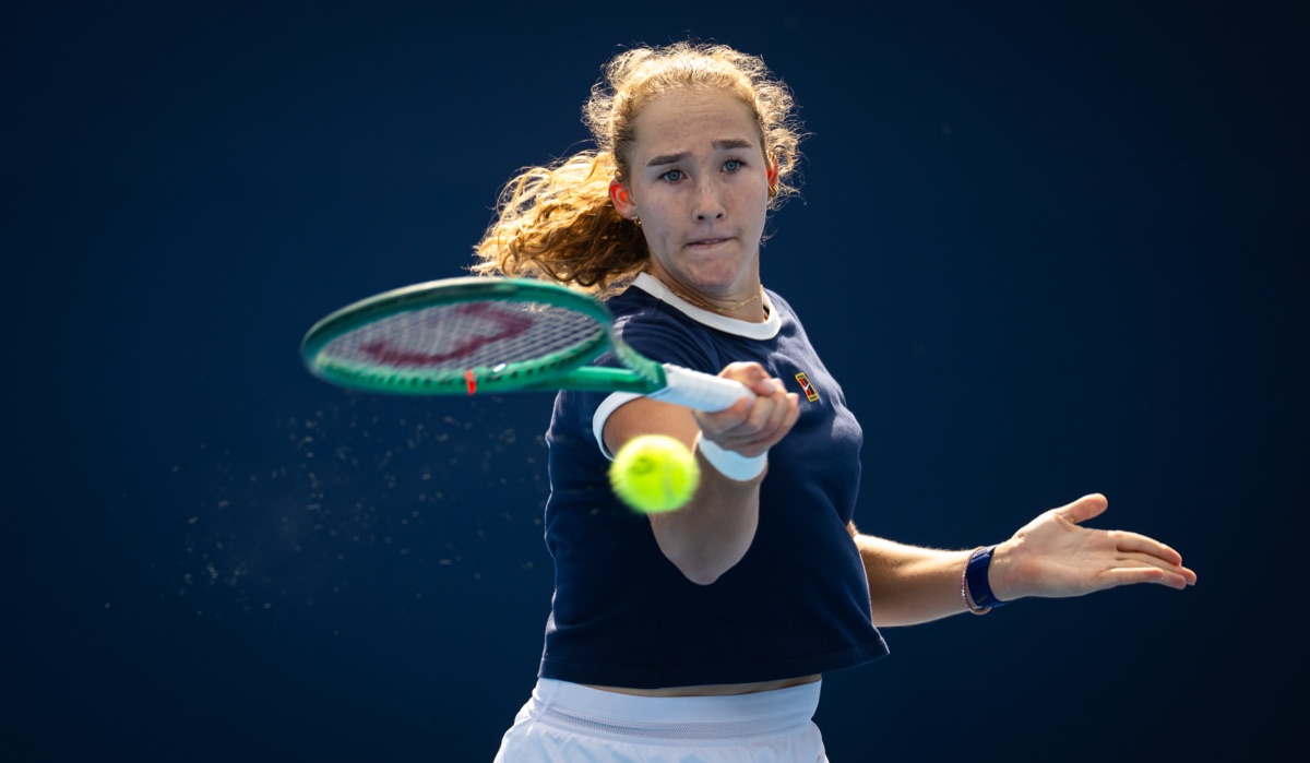 Mirra Andreeva, con remera azul oscuro, pega un drive en un entrenamiento previo al China Open 2026 (foto de archivo)