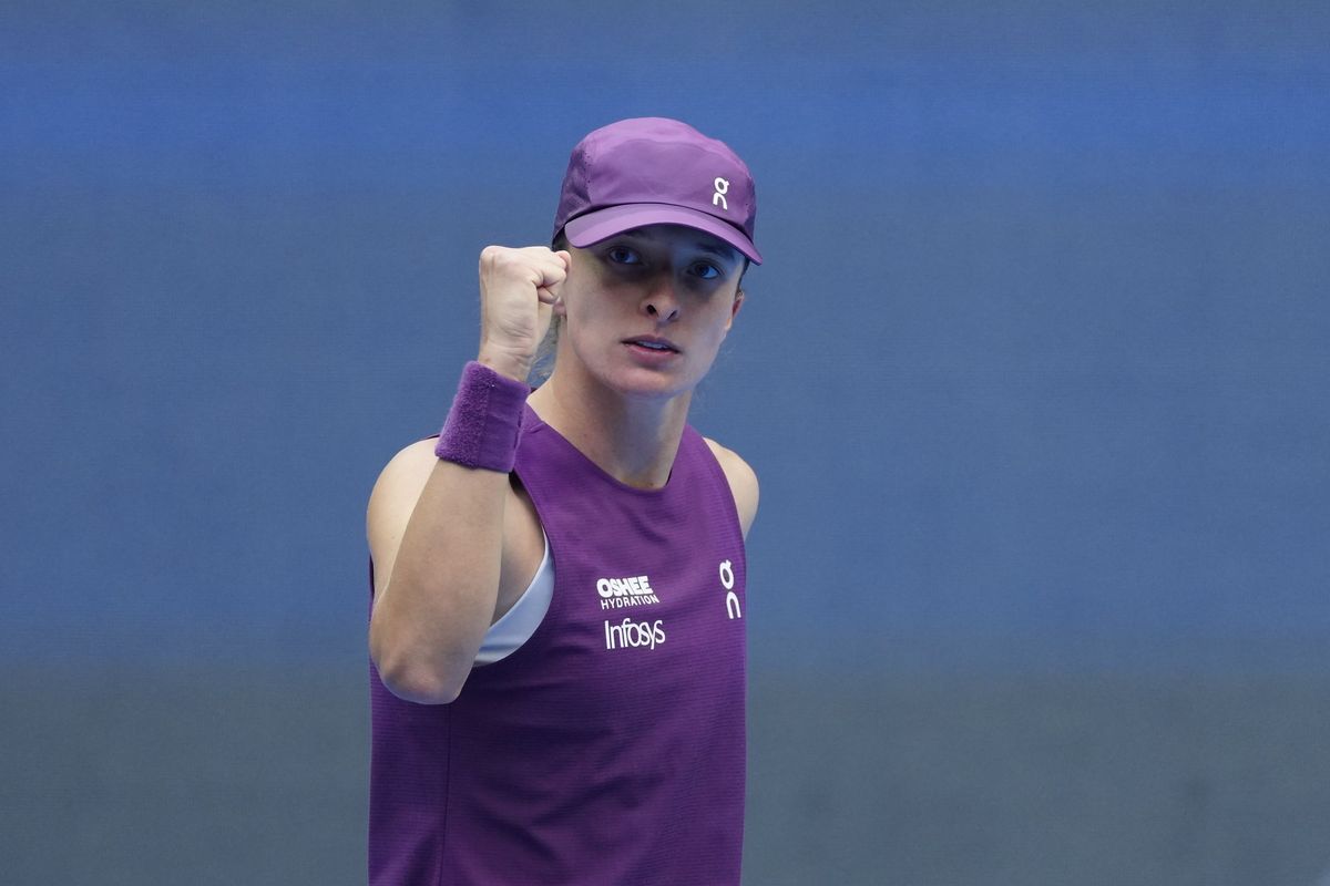 Iga Swiatek, con gorra y musculosa violeta, aprieta el puño durante su partido en el China Open 2026