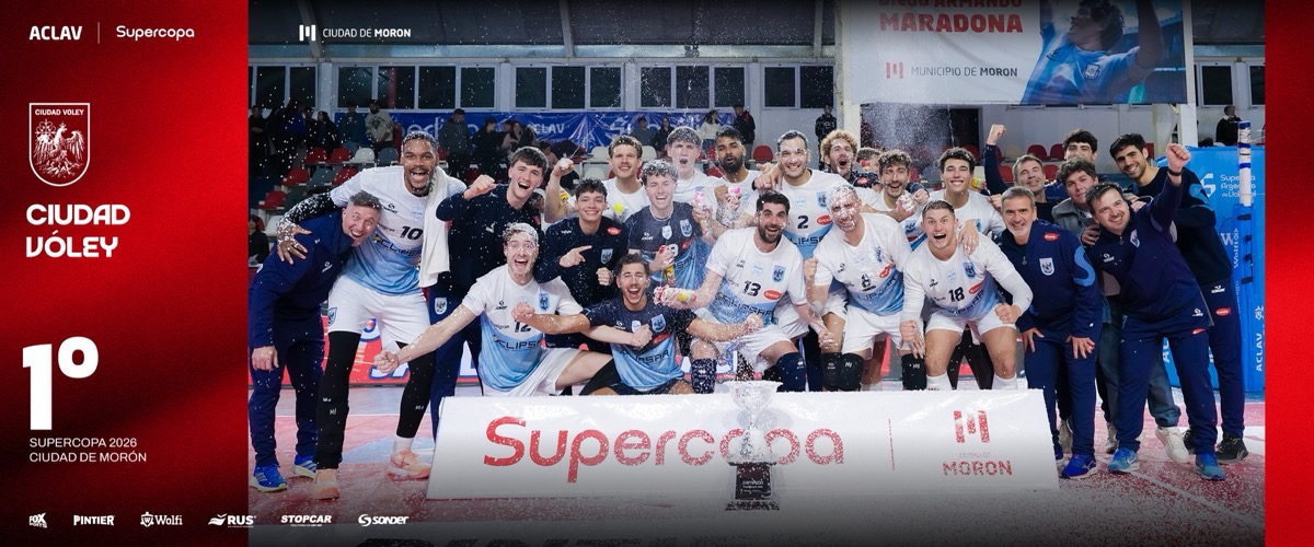 El plantel de Ciudad Vóley festeja con el trofeo de la Supercopa 2026 en el Polideportivo Gorki Grana de Morón, en una placa oficial de la ACLAV con la leyenda «1.º»