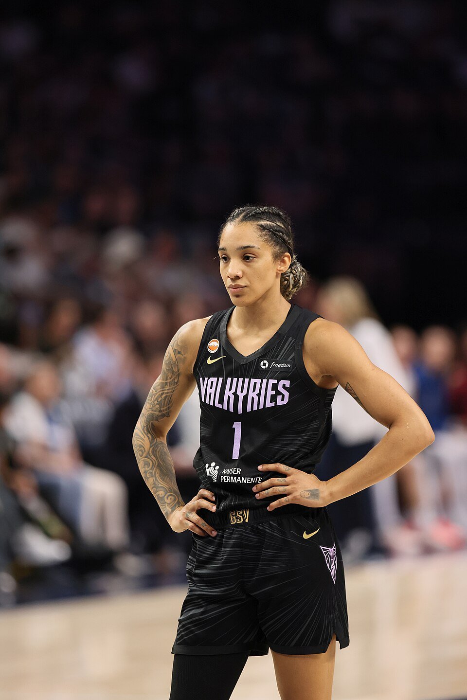Foto de archivo: Gabby Williams, con la camiseta negra número 1 de Golden State Valkyries, con las manos en la cintura durante un partido ante Minnesota Lynx, con la tribuna de fondo
