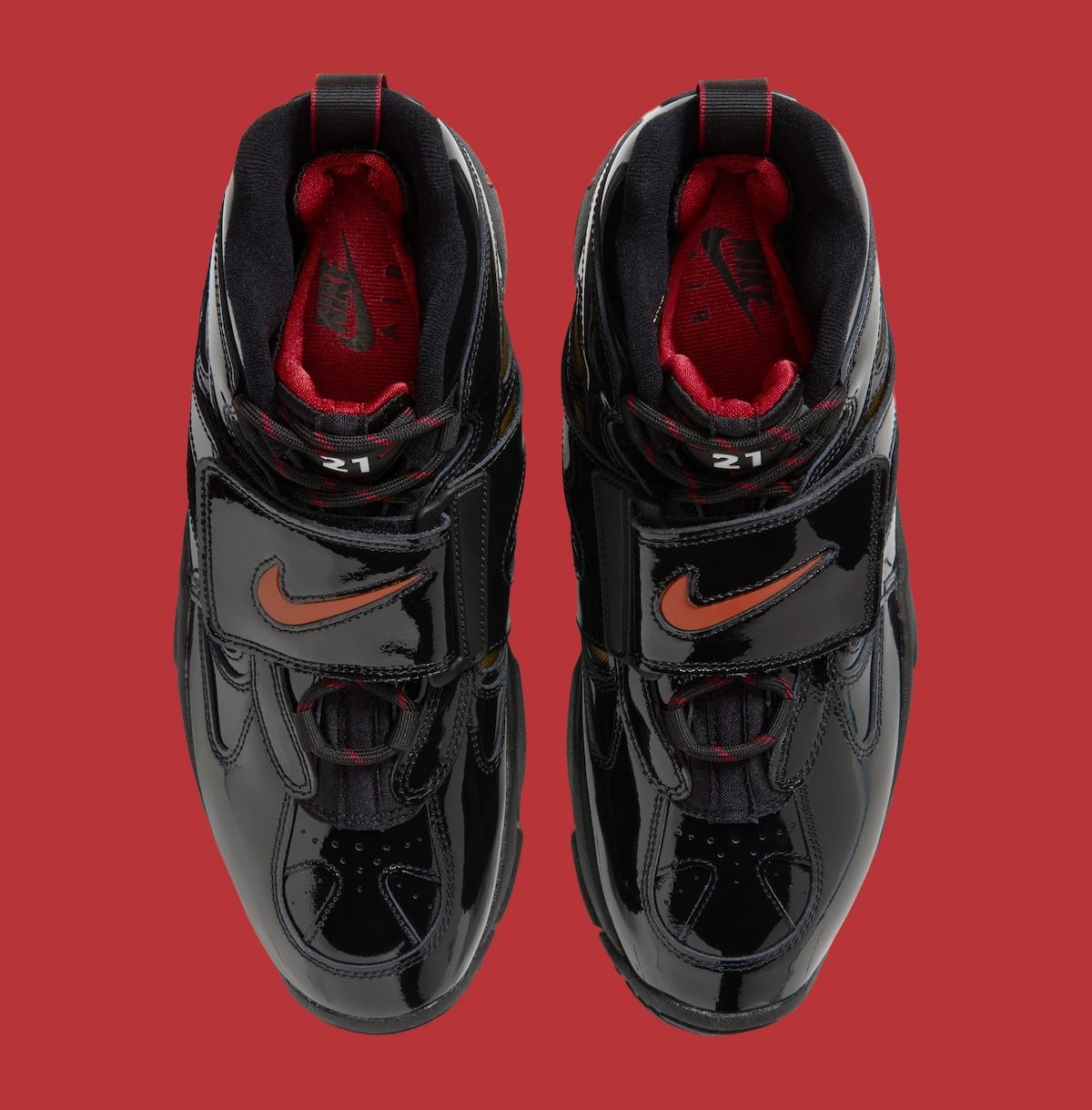Nike Air Diamond Turf 2 en charol negro vista desde arriba, con la tira del medio del pie, el número 21 en la lengüeta y forro rojo