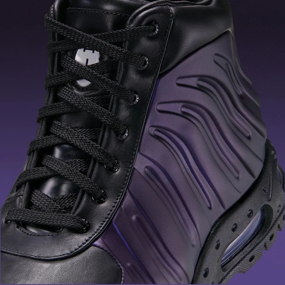 Detalle de la Nike Air Max Foamdome Eggplant con los cordones negros y la carcasa violeta en relieve