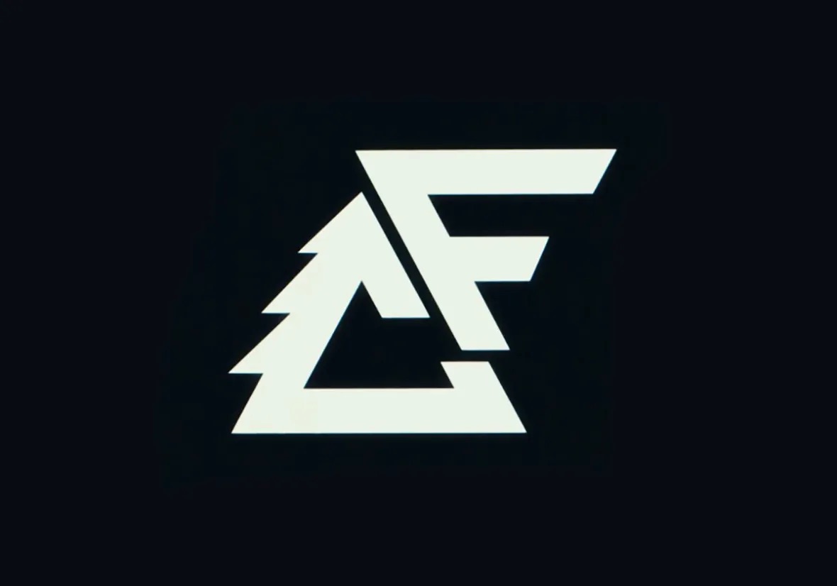 Logo de Cooper Flagg con New Balance en blanco sobre fondo negro: una C triangular con escalones de pino en el borde izquierdo y una F inclinada encastrada en su abertura