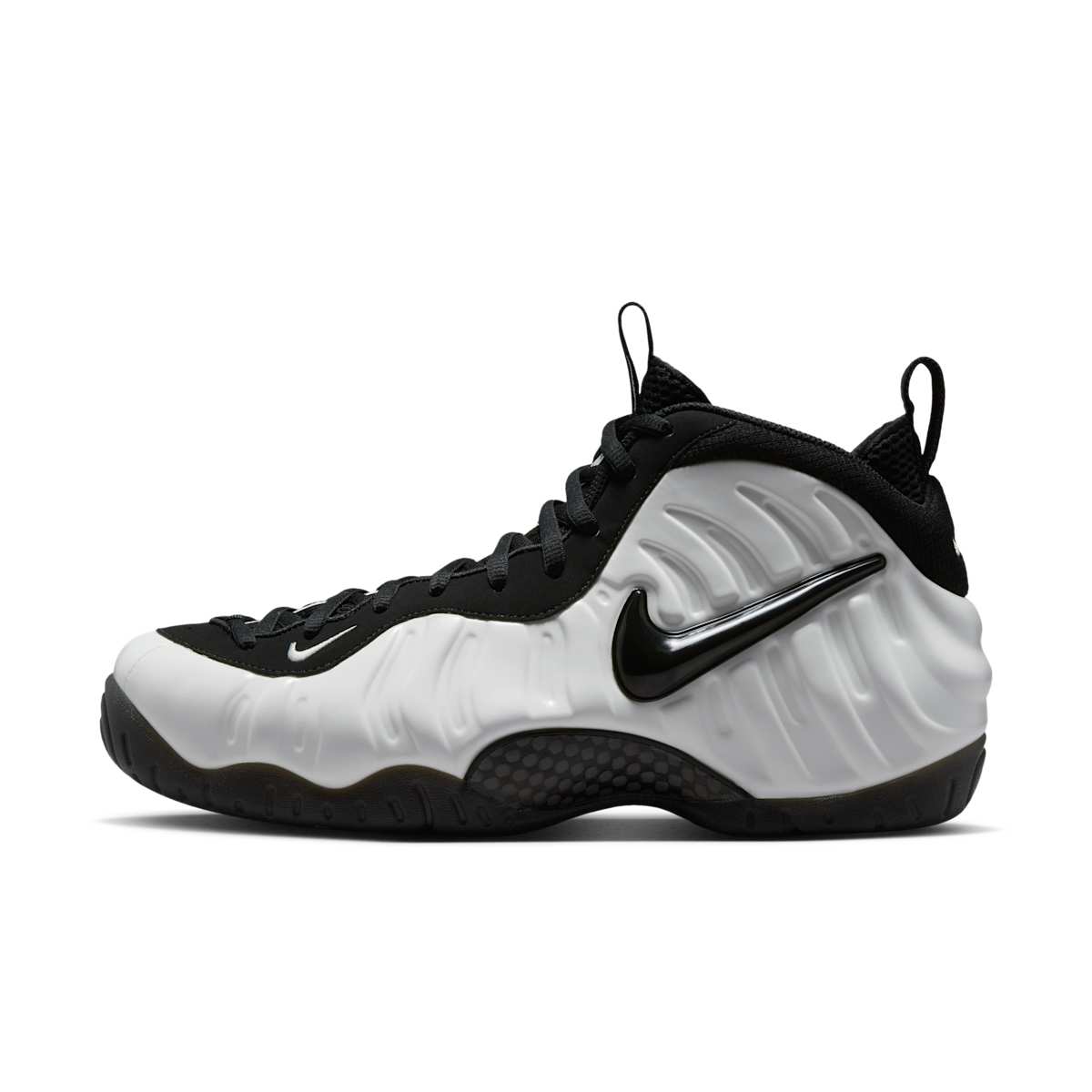Nike Air Foamposite Pro Premium Summit White de perfil lateral, con la carcasa blanca moldeada, el Swoosh negro tipo joya, la placa de fibra de carbono a la vista y la suela negra