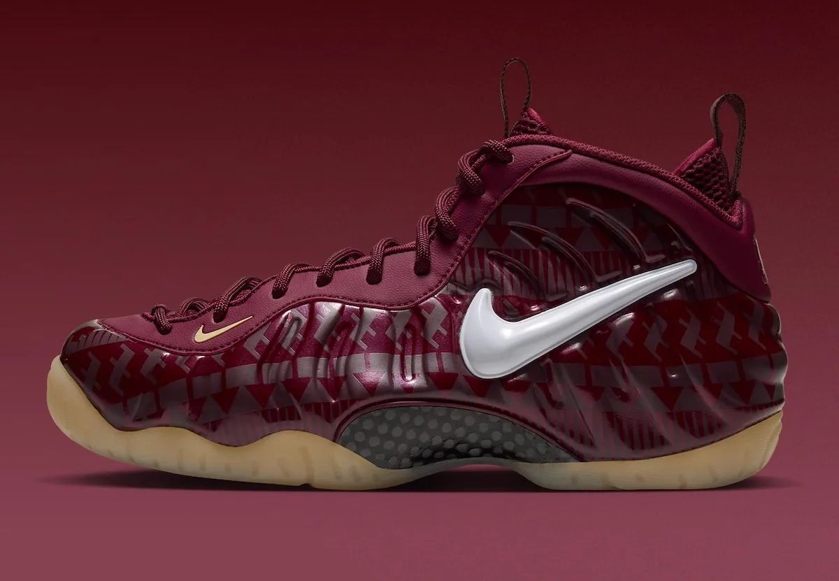 Nike Air Foamposite Pro Florida State de perfil en bordó, con la carcasa estampada y la suela traslúcida