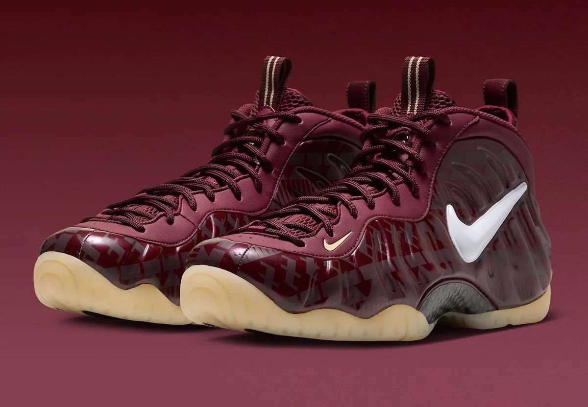 Par de Nike Air Foamposite Pro Florida State en bordó, con Swoosh blanco y suela traslúcida, sobre fondo bordó