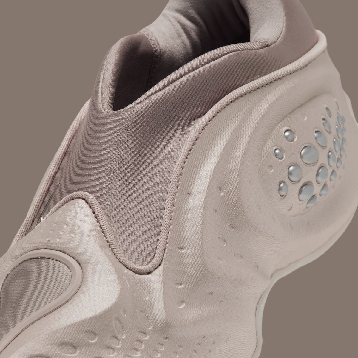 Detalle del cuello elástico de la Nike First Sight Shadow Cream II en tono piedra y los relieves plateados