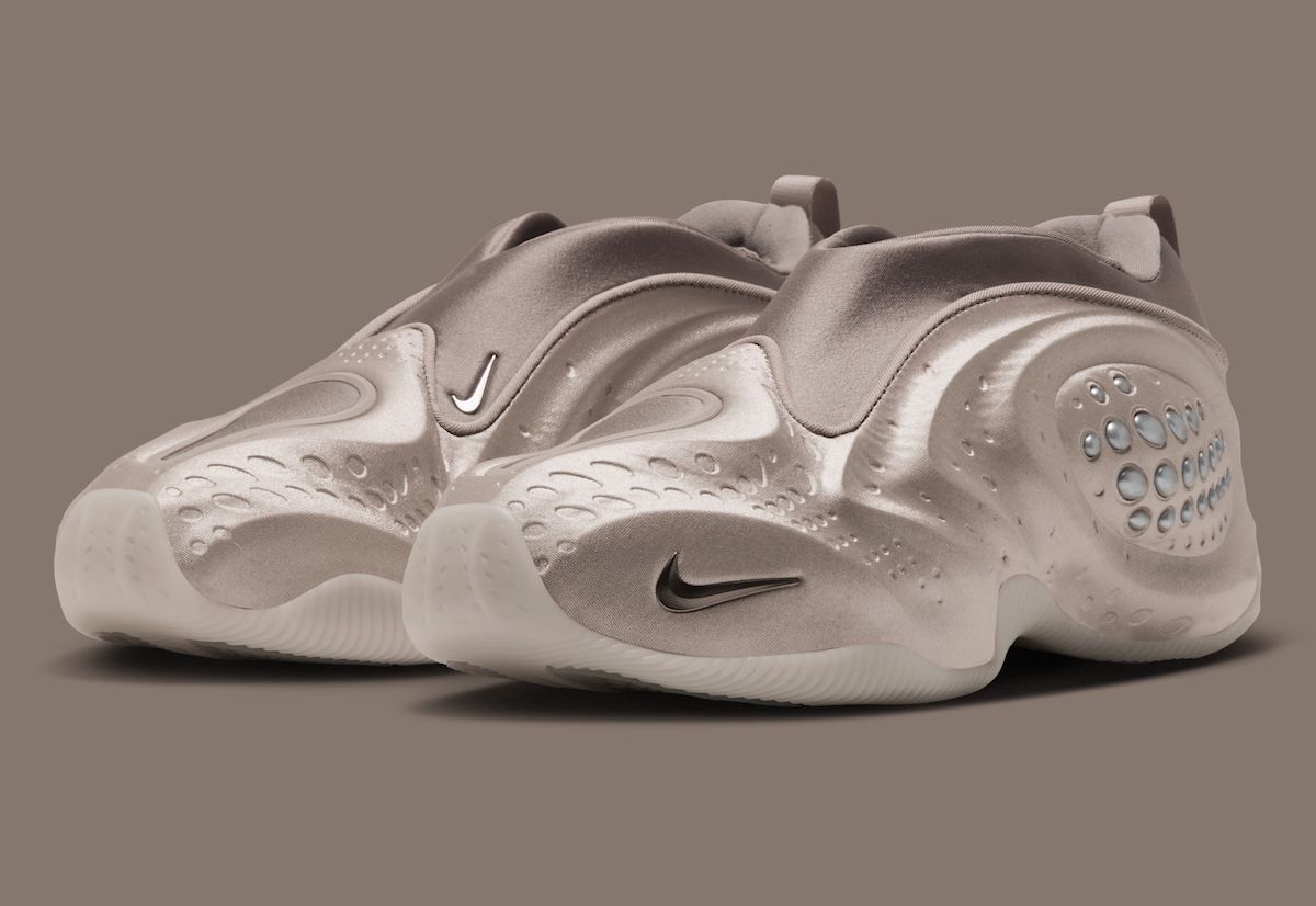 Par de Nike First Sight Shadow Cream II en crema con relieves y detalles plateados, sobre fondo gris pardo
