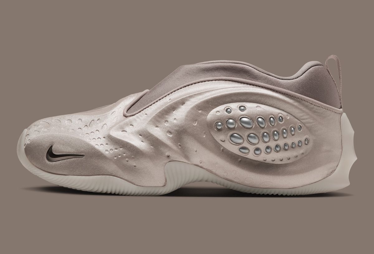Nike First Sight Shadow Cream II de perfil, con la capellada moldeada en crema, los relieves plateados y el Swoosh negro chico