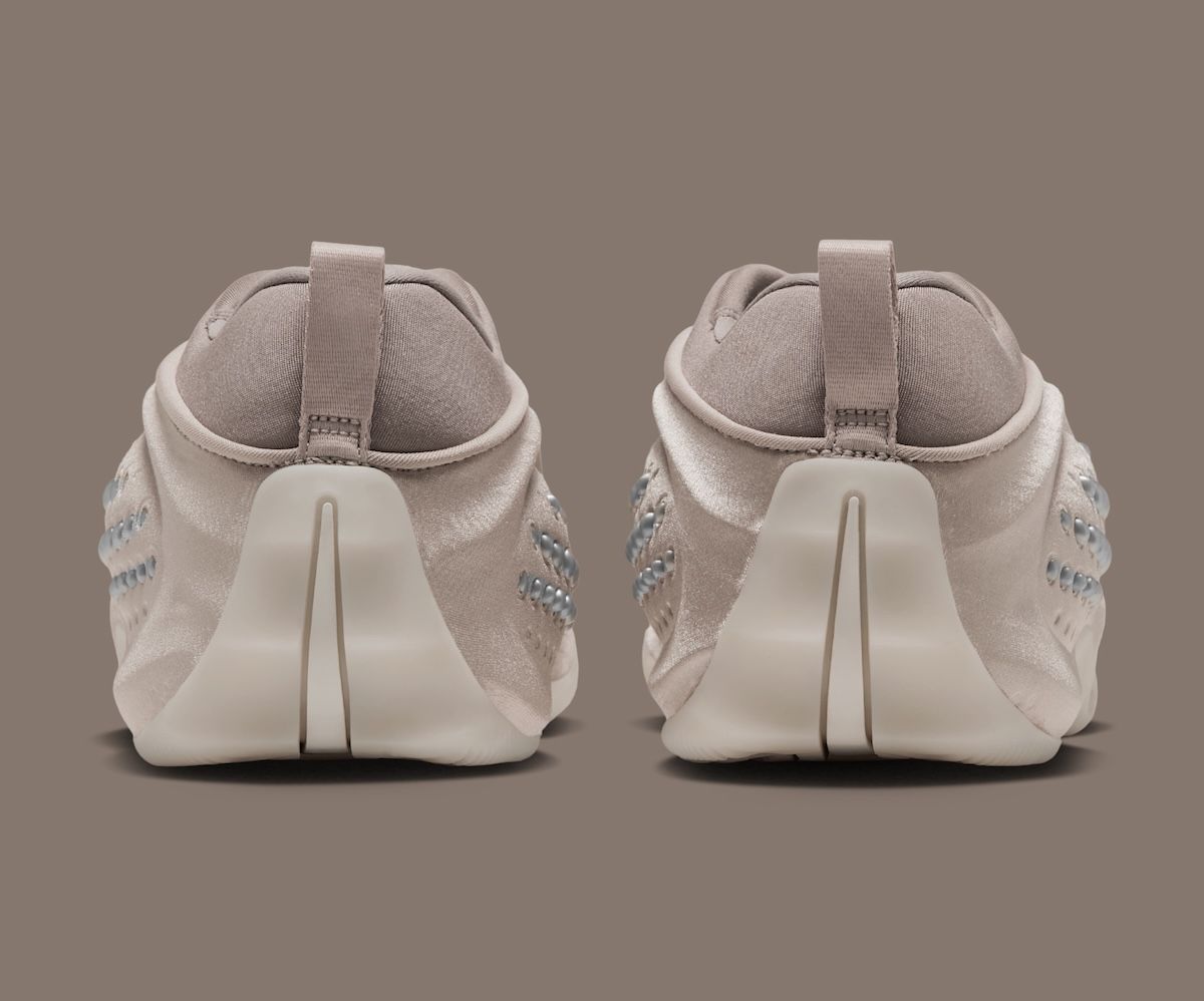Talones de la Nike First Sight Shadow Cream II, con la pieza crema que sube por el talón y la suela clara
