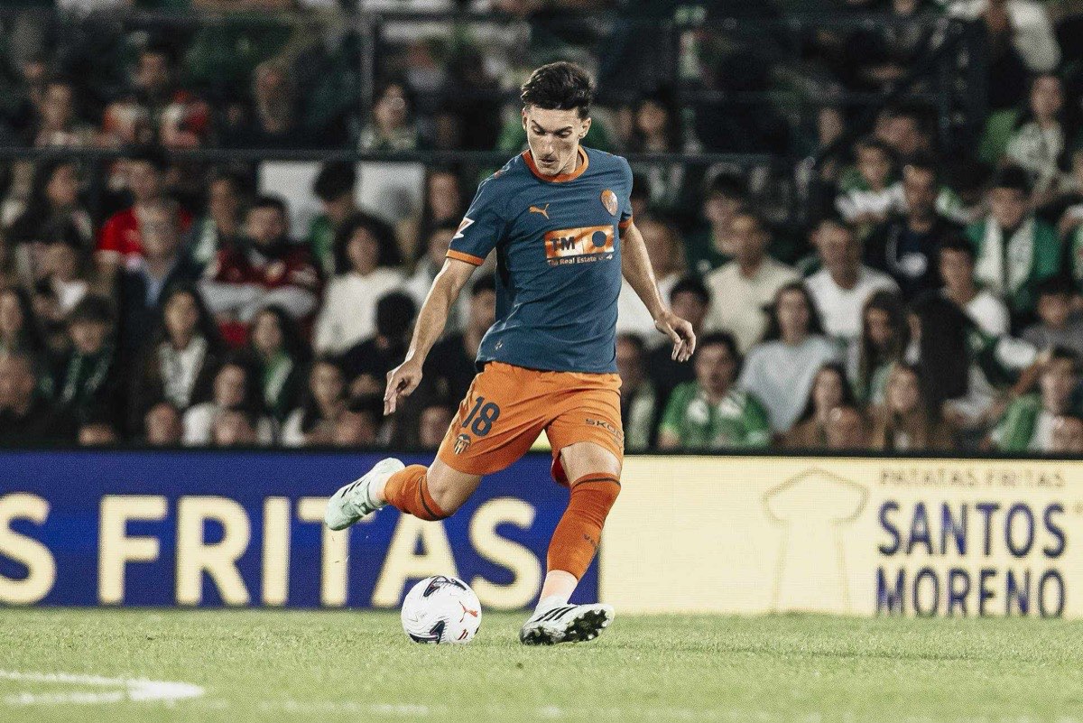 Un jugador del Valencia, con el número 18 en el pantalón, se prepara para pegarle a la pelota en El Sardinero (foto: prensa Valencia CF)
