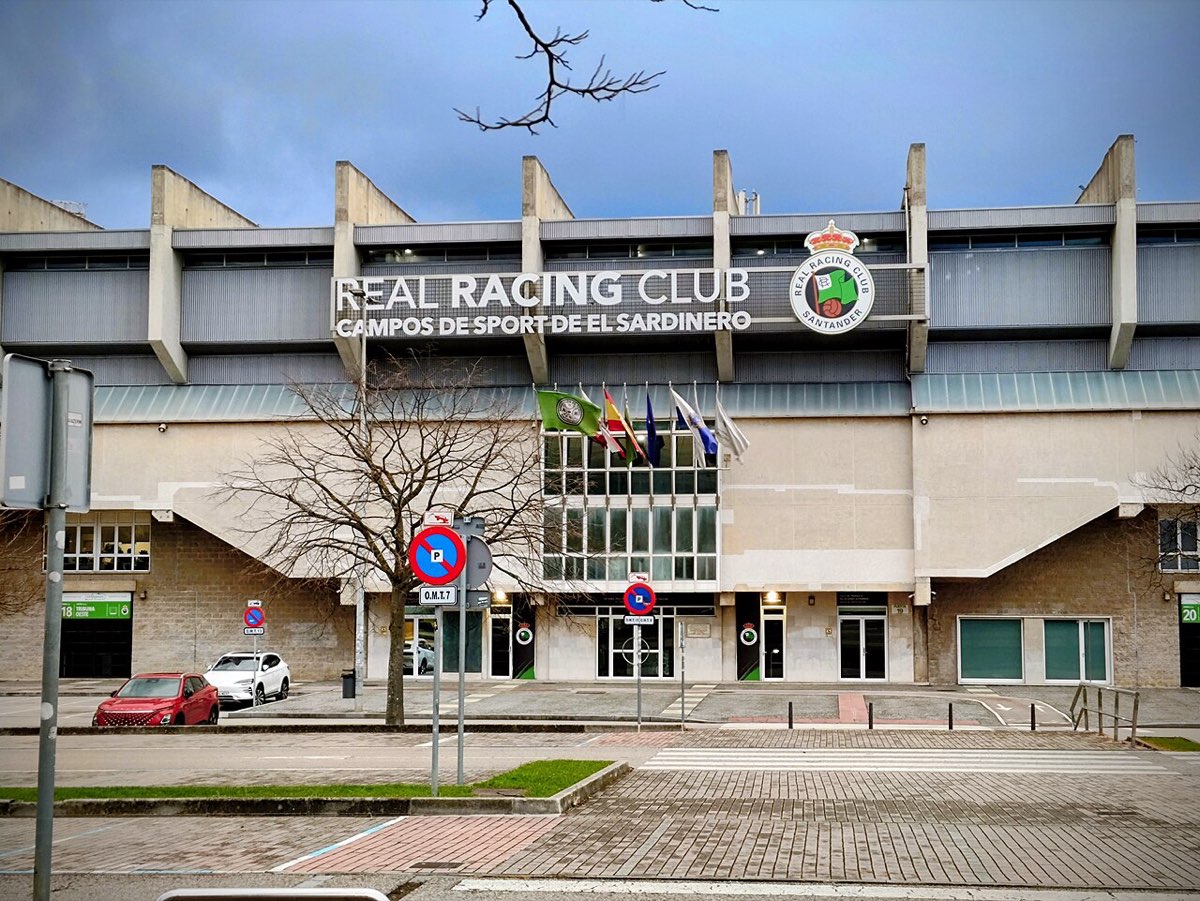 Fachada oeste de los Campos de Sport de El Sardinero, con el cartel del Real Racing Club y el escudo del club; foto de archivo de diciembre de 2025 (foto: Emilio Gómez Fernández, Wikimedia Commons, licencia CC BY-SA 4.0)