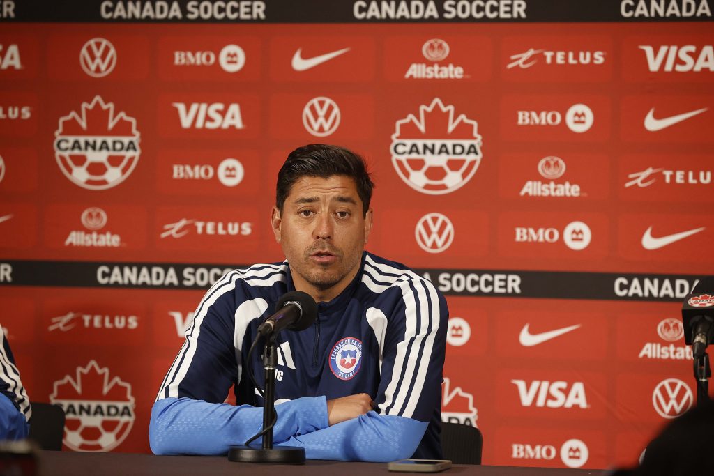 Nicolás Córdova, técnico de Chile, responde preguntas en una conferencia de prensa durante la gira por Norteamérica