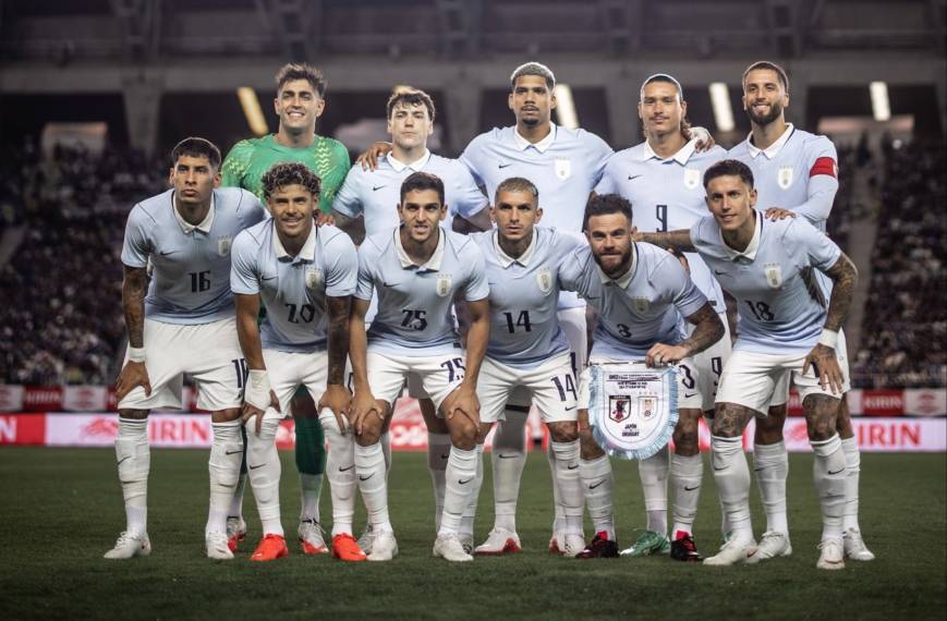 Los once titulares de Uruguay posan con la camiseta celeste clara antes del amistoso ante Japón