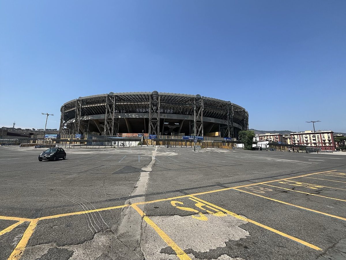 El estadio Diego Armando Maradona, de Napoli, visto desde el estacionamiento exterior en un día de sol; foto de archivo de agosto de 2025 (foto: Calciopedia, Wikimedia Commons, dominio público, CC0)