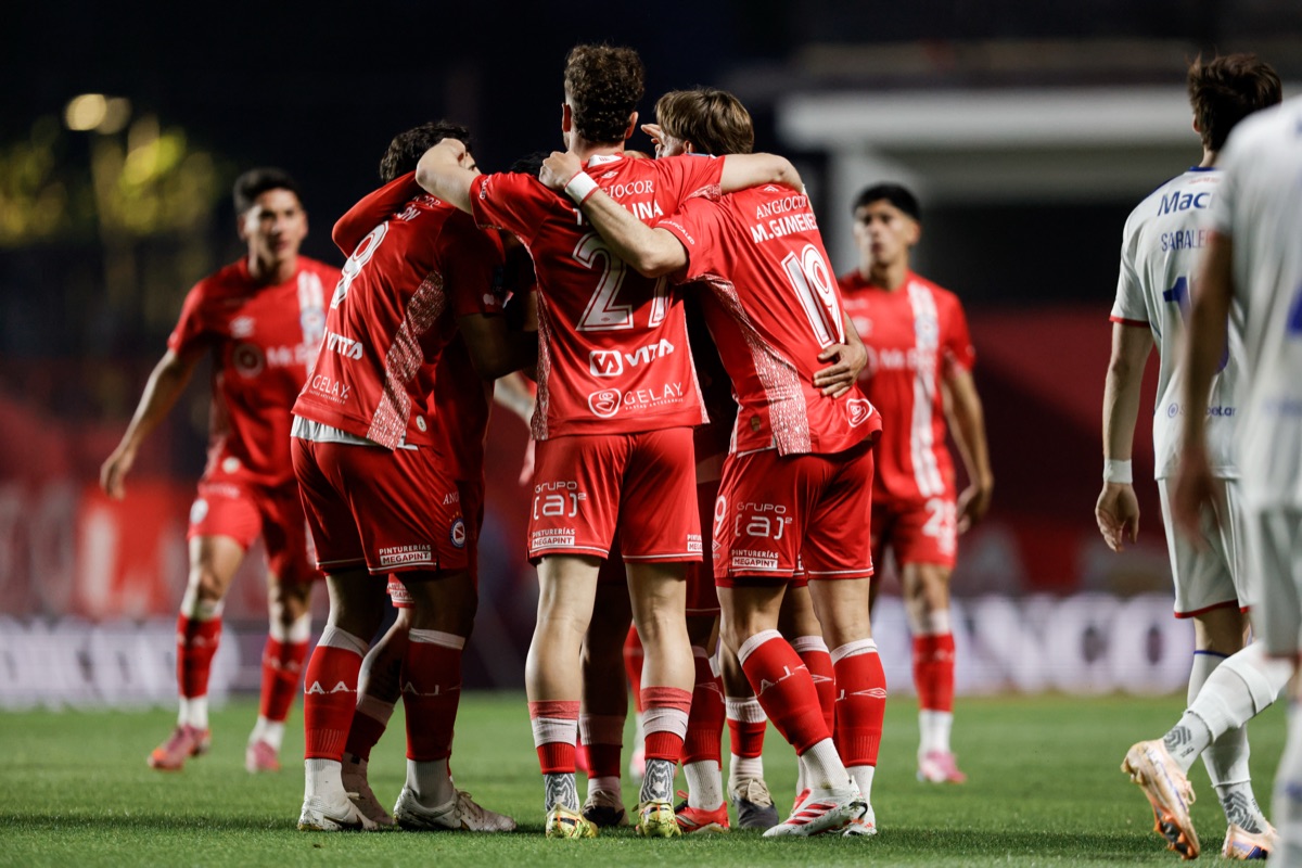 Los jugadores de Argentinos Juniors, con camiseta roja, se abrazan para festejar un gol ante Tigre en el estadio Diego Armando Maradona (foto: prensa oficial de Argentinos Juniors)