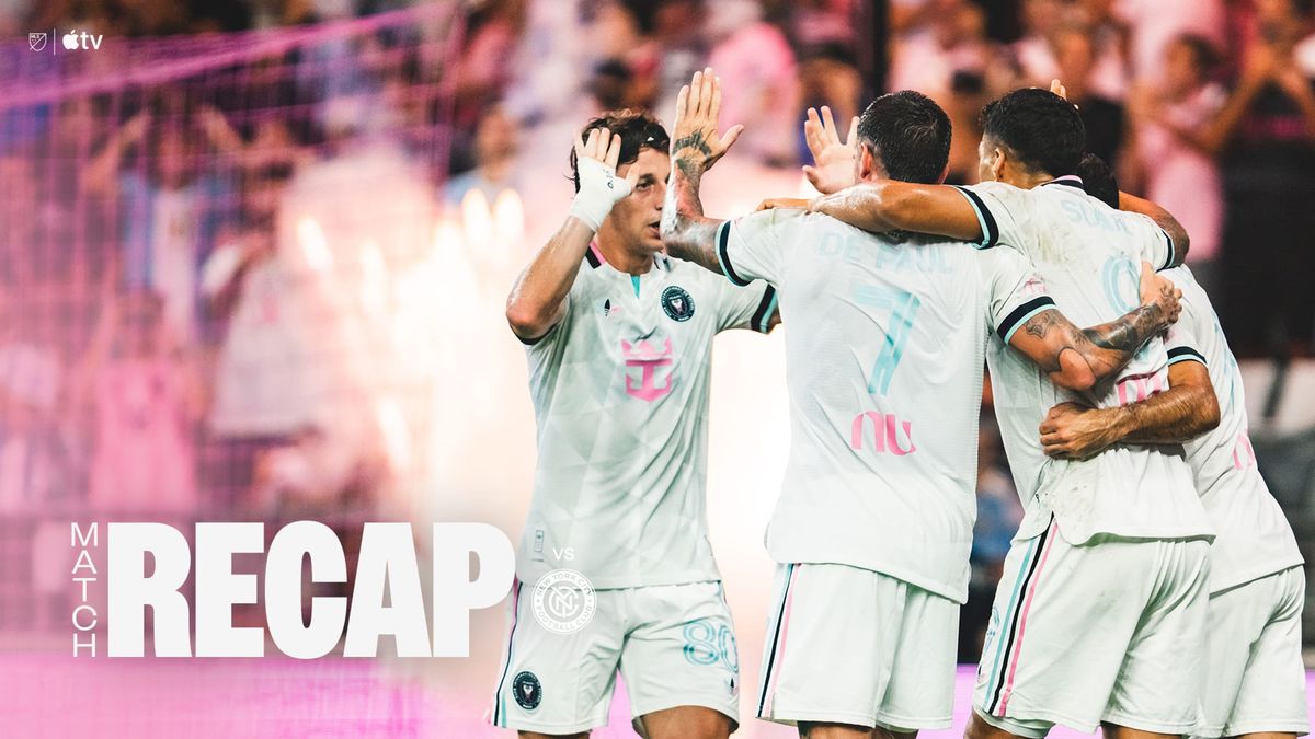 Jugadores de Inter Miami, con la camiseta blanca y rosa, se abrazan para festejar un gol ante New York City FC en el Nu Stadium (foto: prensa Inter Miami CF)