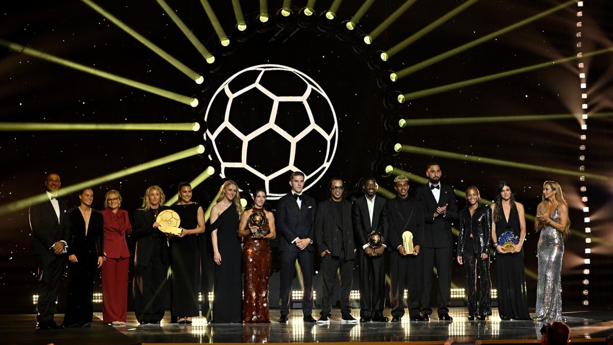 Ganadores y ganadoras posan con sus trofeos sobre el escenario de la gala del Balón de Oro 2025 en el Théâtre du Châtelet de París