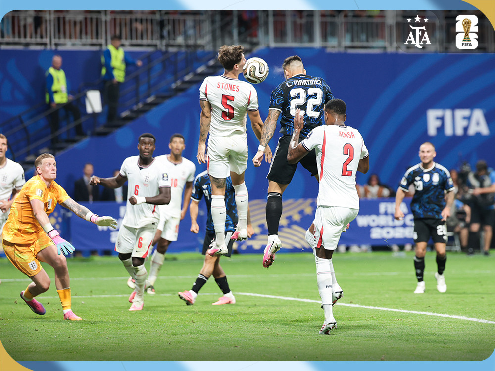 Lautaro Martínez cabecea para el 2-1 de Argentina ante Inglaterra en la semifinal del Mundial 2026