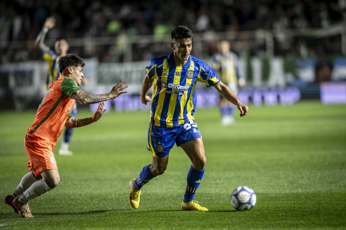 Un jugador de Rosario Central, con la camiseta azul y amarilla, avanza con la pelota perseguido por un futbolista de Banfield en el estadio Florencio Sola, durante el empate 1-1 del lunes 5 de octubre. Foto difundida por Rosario Central