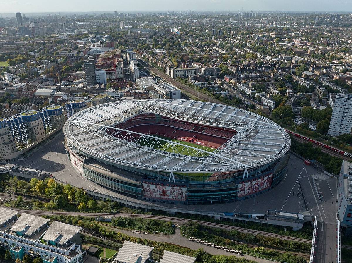 Vista aérea del Emirates Stadium, la cancha del Arsenal en el norte de Londres, rodeado de edificios y vías de tren; foto de archivo de octubre de 2022 (foto: Arne Müseler, Wikimedia Commons, licencia CC BY-SA 3.0 DE)