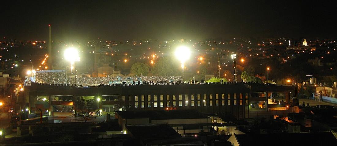 El estadio de Belgrano, en el barrio Alberdi de Córdoba, de noche y con las tribunas llenas; foto de archivo de 2012 (foto: Carlosdisogra, Wikimedia Commons, licencia CC BY-SA 3.0)
