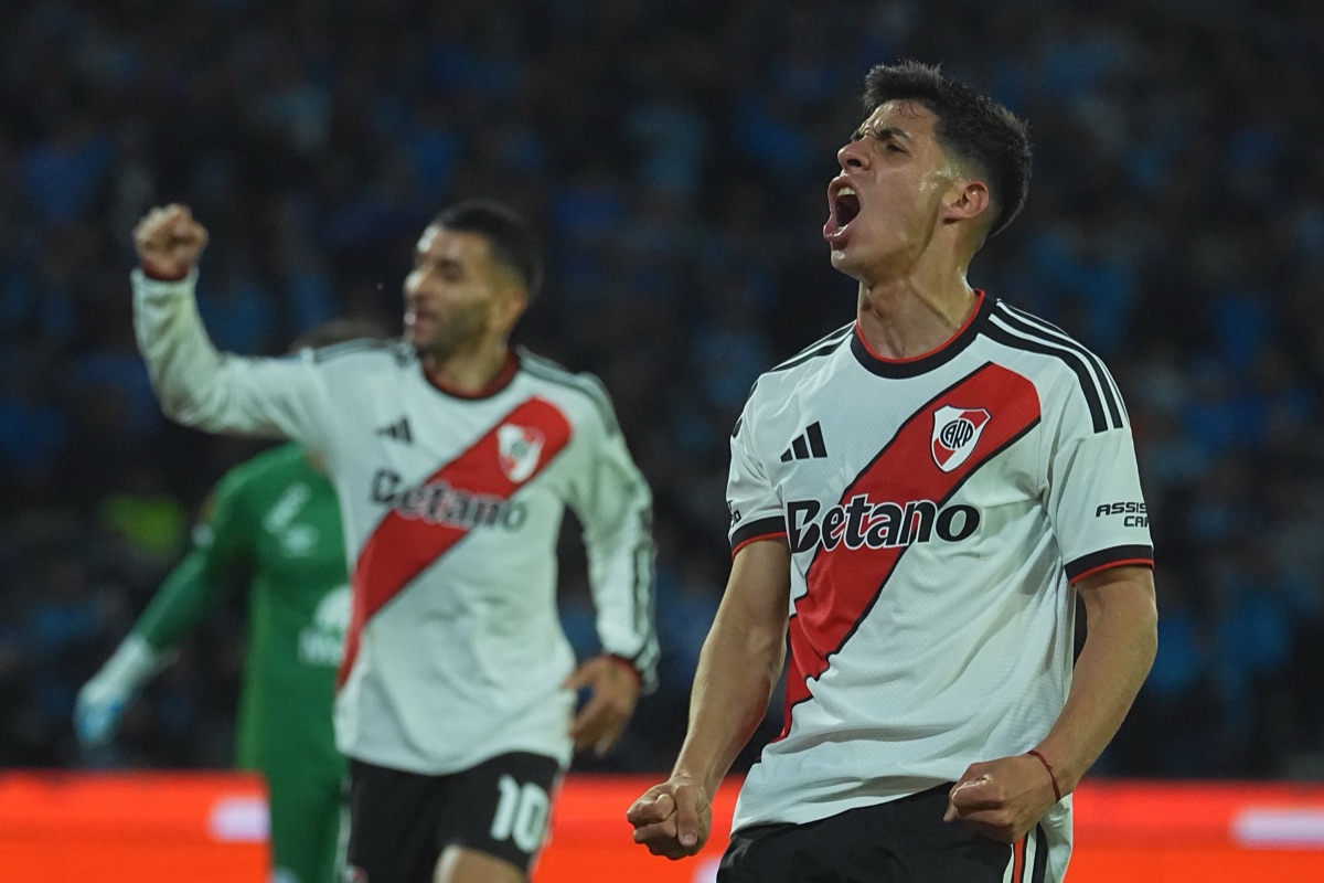 Tomás Galván, de River, con la camiseta blanca de la banda roja, grita el gol con los puños cerrados junto a un compañero con el número 10 en el estadio Mario Alberto Kempes (foto: Liga Profesional de Fútbol)