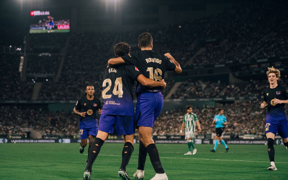 Eric García, con el número 24, y Rodri, con el 16, se abrazan de espaldas para festejar el cuarto gol del Barcelona en La Cartuja (foto: prensa FC Barcelona)
