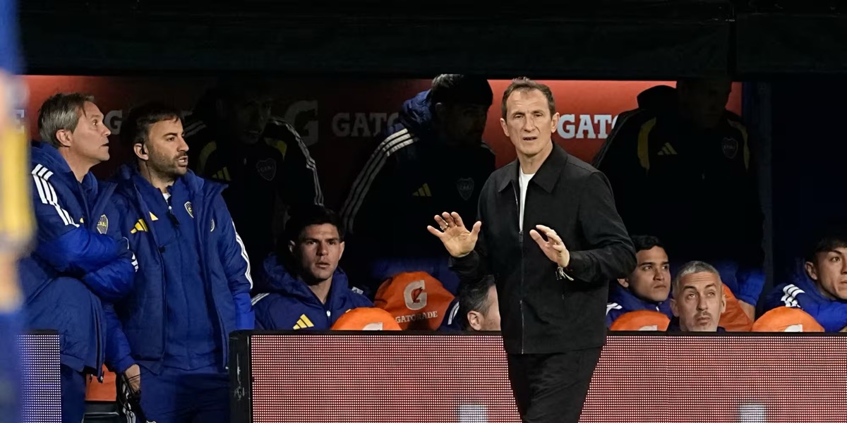 Rodolfo Arruabarrena, de campera negra, da indicaciones al costado de la cancha frente al banco de suplentes de Boca en La Bombonera (foto: prensa Boca Juniors)