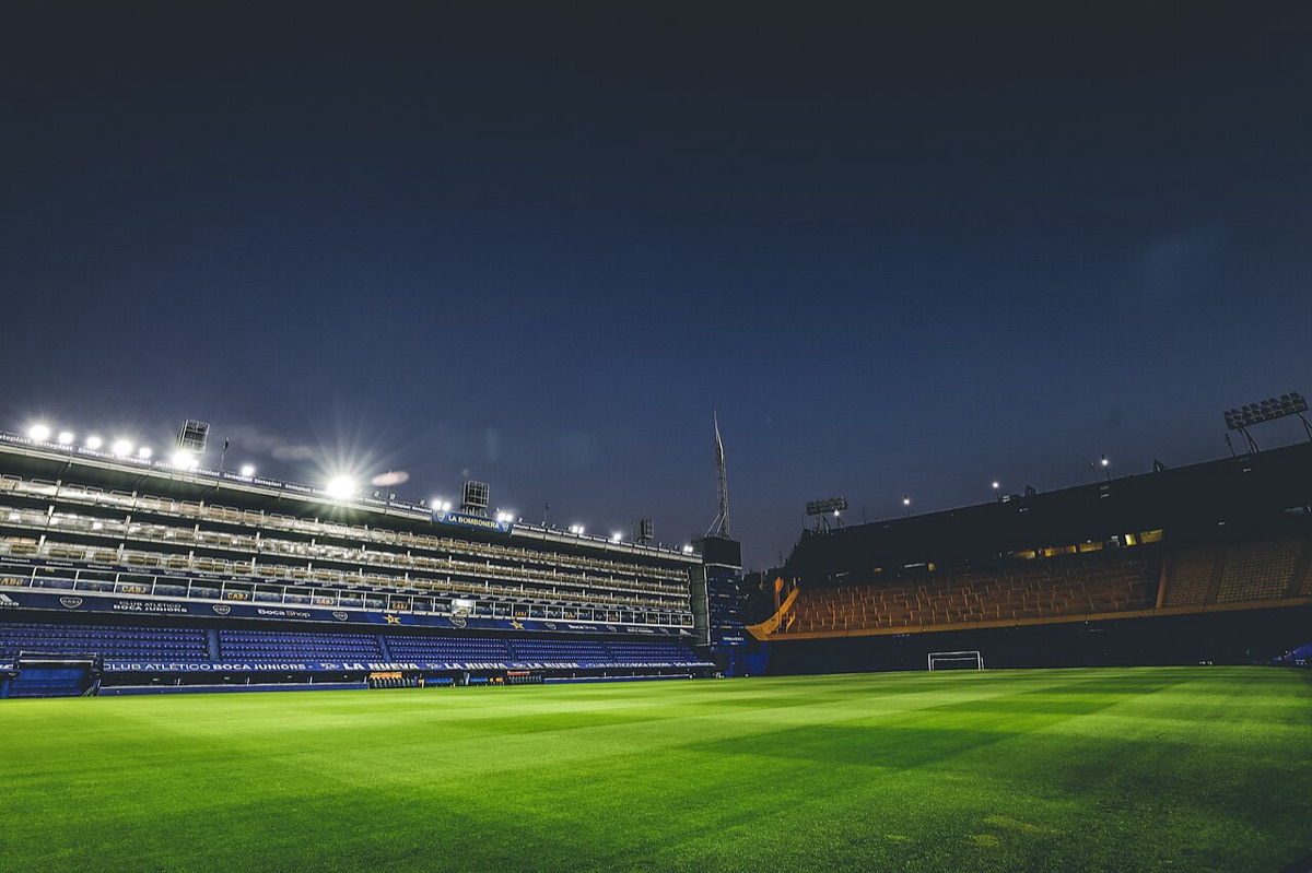 El campo de juego de La Bombonera de noche, con las luces encendidas sobre los palcos y las tribunas vacías; foto de archivo de 2022 (foto: Ministerio de Cultura de la Nación, Wikimedia Commons, licencia CC BY-SA 2.0)