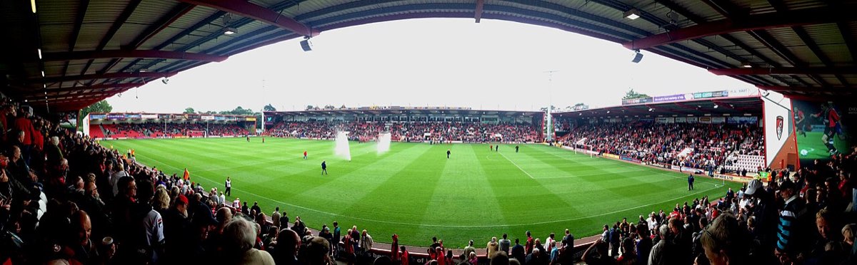 Vista panorámica de la cancha de Bournemouth desde la tribuna, con el público en primer plano y el techo de la platea arriba; foto de archivo de 2013 (foto: Matthew Jackson, Wikimedia Commons, licencia CC BY-SA 3.0)