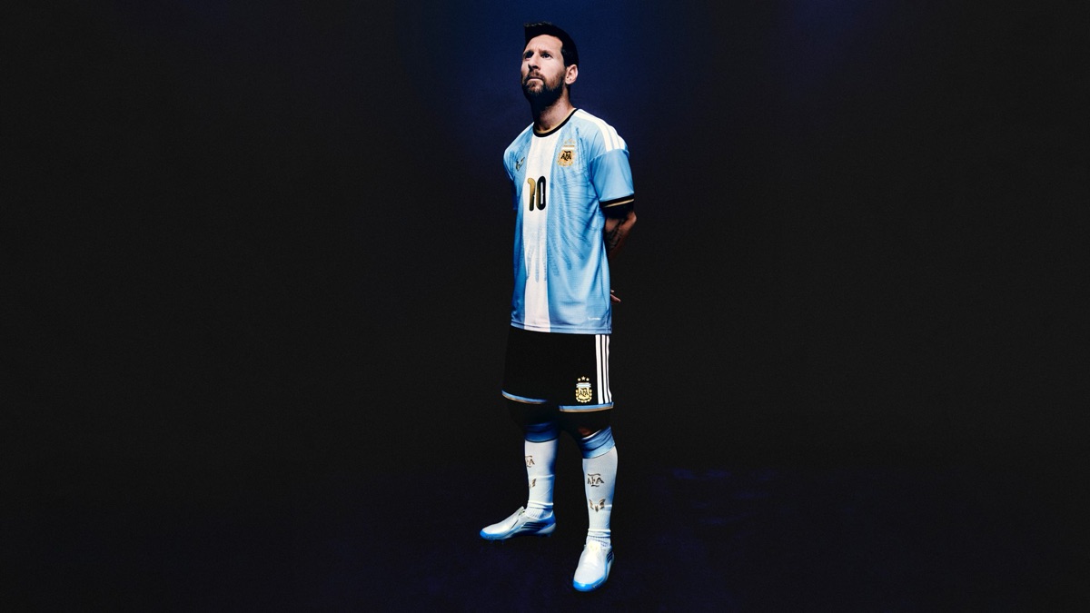 Lionel Messi posa con el equipo completo de la despedida: camiseta celeste y blanca con el 10 dorado, short negro y medias blancas con el escudo de la AFA (foto oficial de adidas)