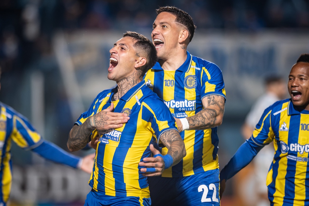 Jugadores de Rosario Central, con la camiseta azul y amarilla, gritan y se abrazan para festejar un gol ante Atlético Tucumán en el Monumental José Fierro (foto: prensa Rosario Central)