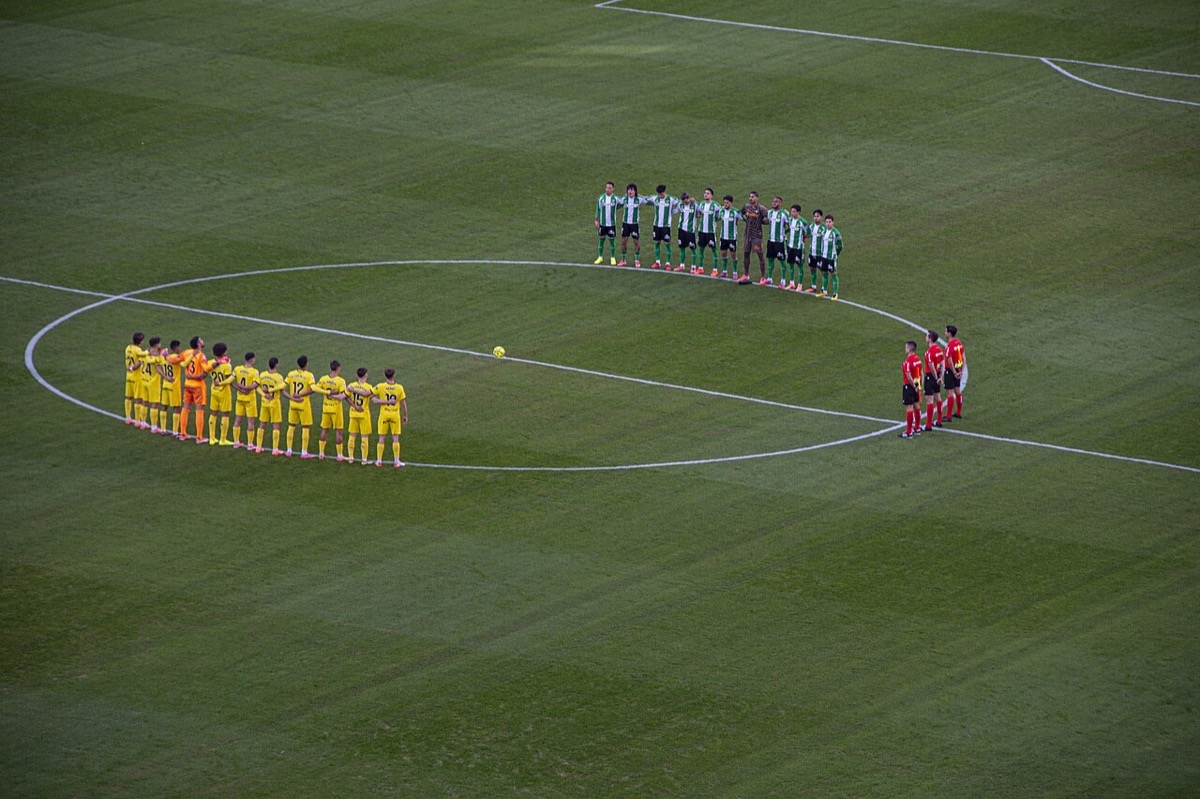Los planteles del Betis y del Girona, formados en el círculo central antes de un partido de LaLiga en noviembre de 2025; foto de archivo (foto: Anual, Wikimedia Commons, licencia CC BY-SA 4.0)