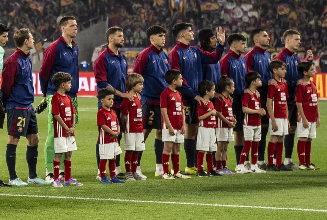 Los jugadores del Barcelona, con la camiseta azul y grana, formados junto a los chicos de la escolta antes de la final de la Copa del Rey 2025 ante el Real Madrid; foto de archivo del 26 de abril de 2025 (foto: Junta de Andalucía, Wikimedia Commons, licencia CC BY-SA 2.0)