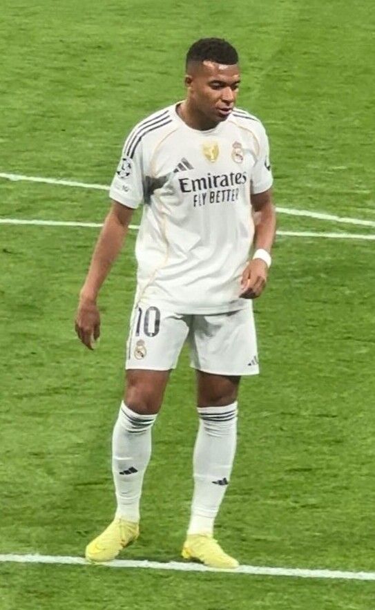Kylian Mbappé, con la camiseta blanca del Real Madrid y el número 10, en un partido en el Bernabéu; foto de archivo de octubre de 2025 (foto: SdHb, Wikimedia Commons, licencia CC BY-SA 4.0)