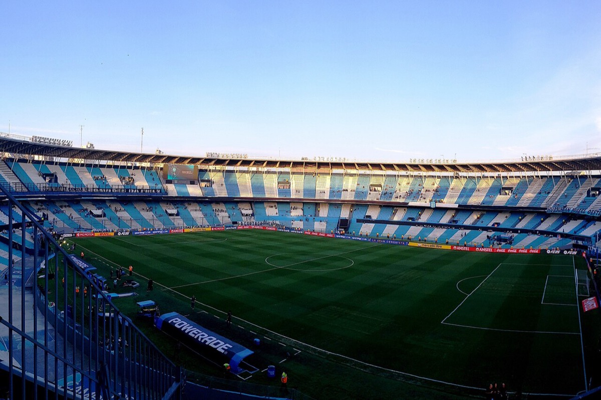 Vista del estadio Presidente Perón, el Cilindro de Avellaneda, con sus tribunas celestes y blancas y el campo de juego antes de un partido de la Sudamericana; foto de archivo de octubre de 2024 (foto: AlsinayColon, Wikimedia Commons, licencia CC BY-SA 2.0)