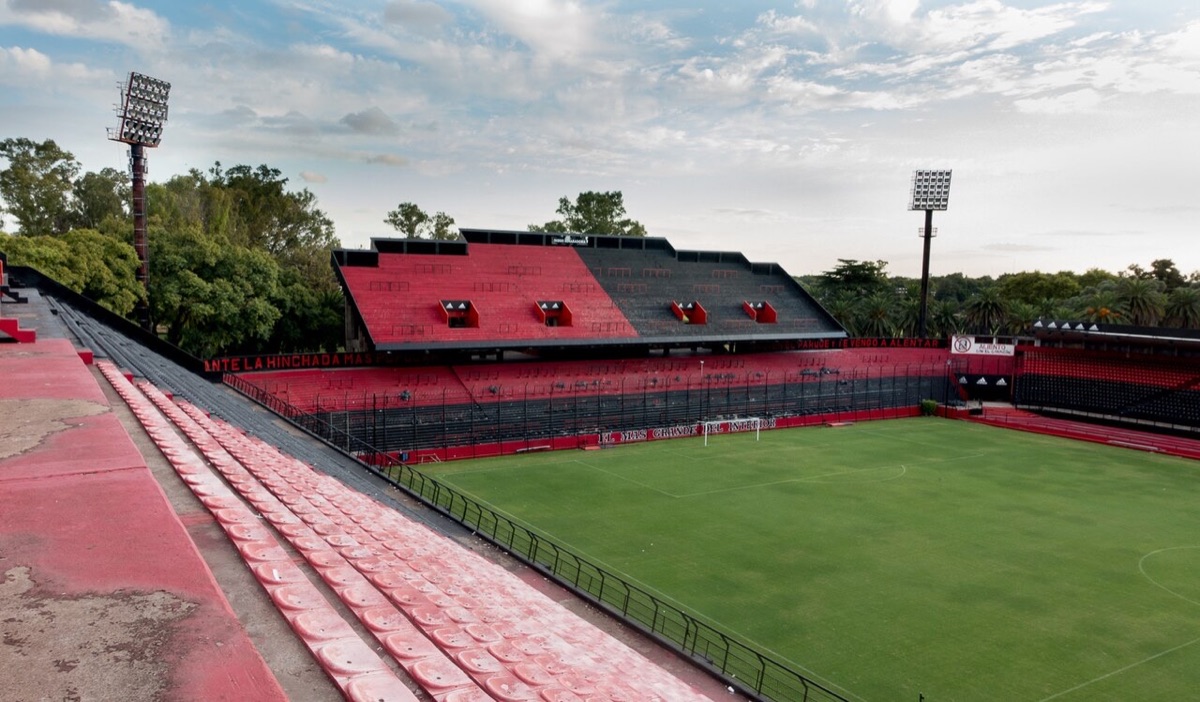 Vista del estadio Marcelo Bielsa, de Newell's, con las butacas rojas y negras de una de sus tribunas y el campo de juego vacío; foto de archivo de abril de 2017 (foto: PitchdGroundhopping, Wikimedia Commons, licencia CC BY-SA 4.0)