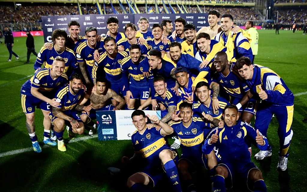 El plantel de Boca festeja en el campo con el cartel oficial de la Copa Argentina que lo marca como semifinalista