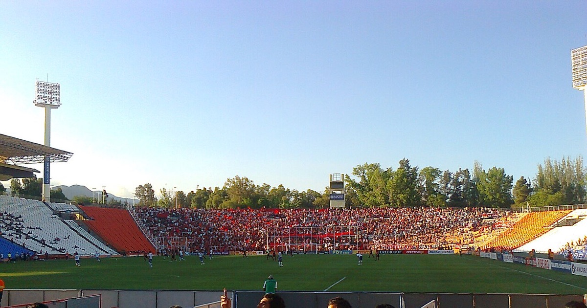 Las tribunas del estadio Malvinas Argentinas de Mendoza, con público, vistas desde el campo de juego en una tarde de sol; foto de archivo (foto: Fozza, Wikimedia Commons, licencia CC BY-SA 3.0)